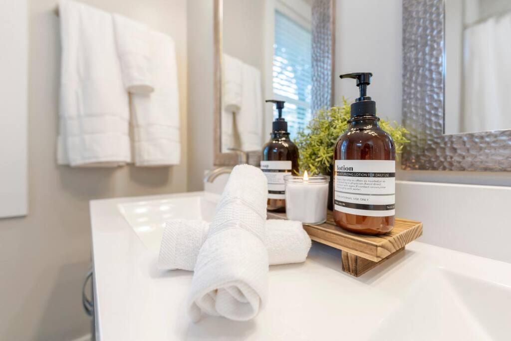 Brand New Cozy Modern Bungalow W/Hot Tub+Movieroom 7 Min From Uptown Charlotte Buitenkant foto