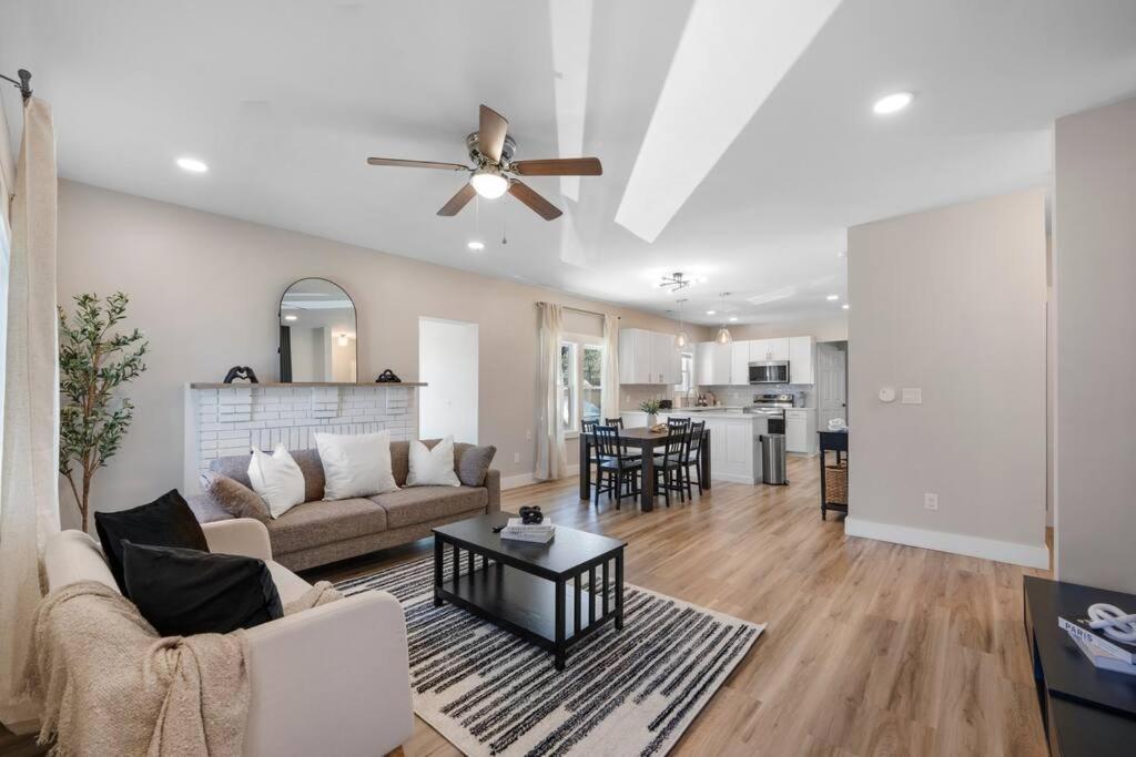 Brand New Cozy Modern Bungalow W/Hot Tub+Movieroom 7 Min From Uptown Charlotte Buitenkant foto